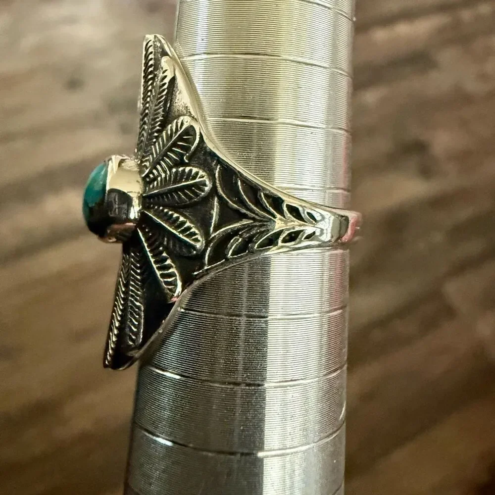 Stunning Southwestern Turquoise Shield Motif Ring Sterling Silver Leaf Framed